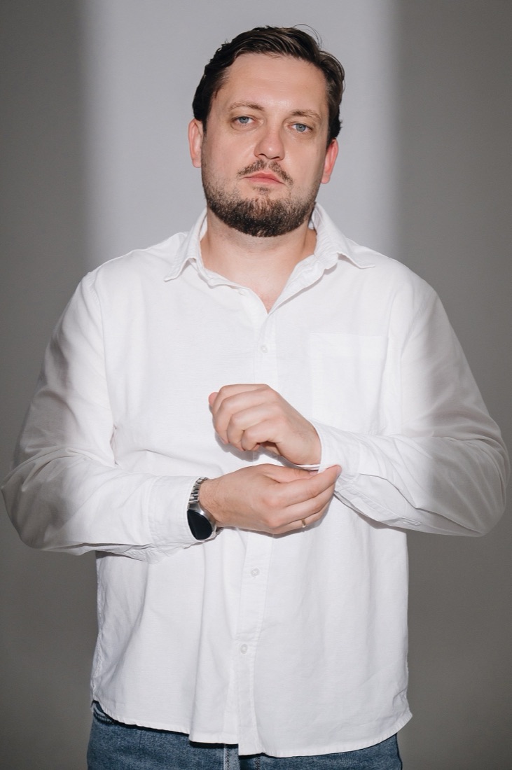 Андрей Курлович, студийный портрет: белая рубашка, светлый фон